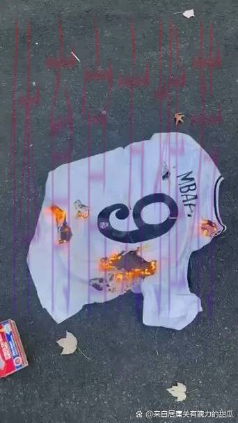 太阳报:一位皇马的球迷烧毁了姆巴佩的球衣 太阳报:一位皇马的球迷烧毁了姆巴佩的球衣